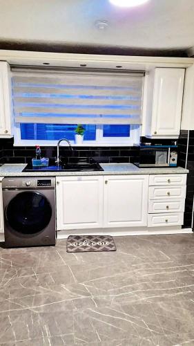 Η κουζίνα ή μικρή κουζίνα στο Spacious and Stylish Home, perfect for groups Tilbury