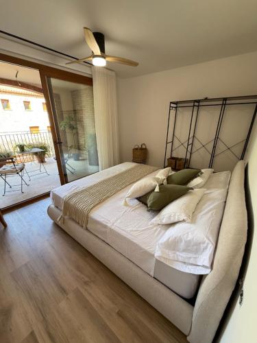 a bedroom with a bed and a ceiling fan at Apartament Rural ca la Roser in Espluga de Francolí