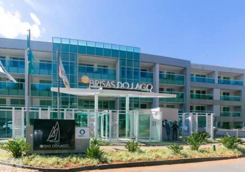 a building with a surfboard on top of it at Brisas do Lago em Brasília in Brasilia