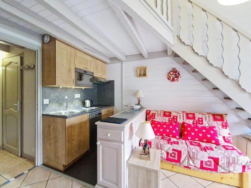une pièce avec une cuisine avec un lit et un escalier dans l'établissement Fermes FMA23 COSY & MOUNTAIN 5 Pers, à Châtel