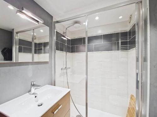 une salle de bain avec douche et lavabo dans l'établissement Fermes FMA23 COSY & MOUNTAIN 5 Pers, à Châtel