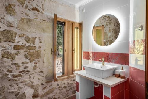 Ένα μπάνιο στο New Villa Myre 3, A Family-Friendly Retreat in Crete with Private Pool & 3 Apartments
