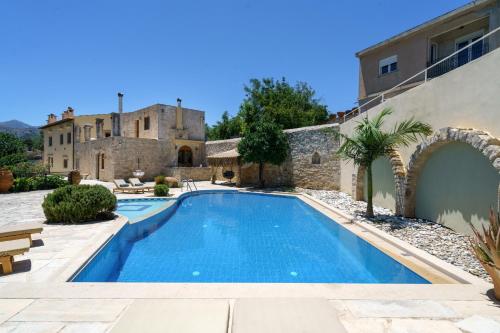 Πισίνα στο ή κοντά στο New Villa Myre 3, A Family-Friendly Retreat in Crete with Private Pool & 3 Apartments