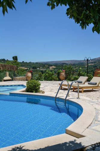 Πισίνα στο ή κοντά στο New Villa Myre 3, A Family-Friendly Retreat in Crete with Private Pool & 3 Apartments