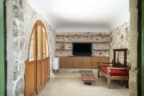 Μια τηλεόραση ή/και κέντρο ψυχαγωγίας στο New Villa Myre 3, A Family-Friendly Retreat in Crete with Private Pool & 3 Apartments