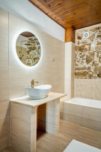 Ένα μπάνιο στο New Villa Myre 3, A Family-Friendly Retreat in Crete with Private Pool & 3 Apartments