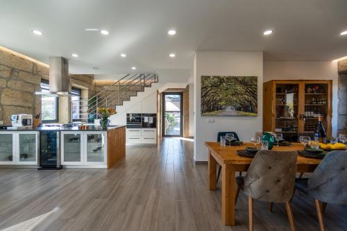 a kitchen and dining room with a table and chairs at Casa Pinto Oliveira in Bodiosa