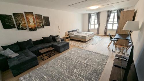a living room with a couch and a table at Ferienwohnung Salzachstadt in Laufen