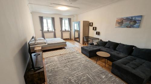 a living room with a couch and a table at Ferienwohnung Salzachstadt in Laufen