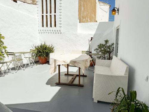 a white patio with a table and chairs at Sao Pedro Guest House in Faro