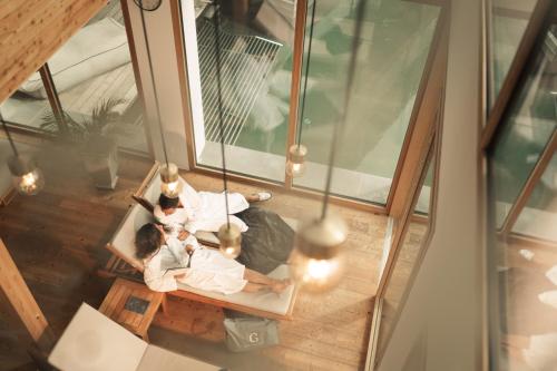 Dos mujeres están sentadas en una mesa en una casa. en Hotel Garberhof, en Malles Venosta