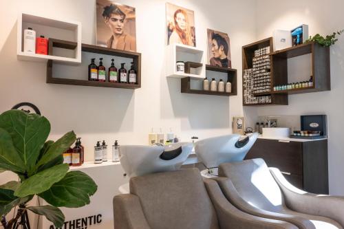 a salon with two chairs and bottles of wine at GF Victoria in Adeje