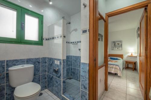 un baño con inodoro y ducha en Jardin Del Sol 30, en Playa Blanca