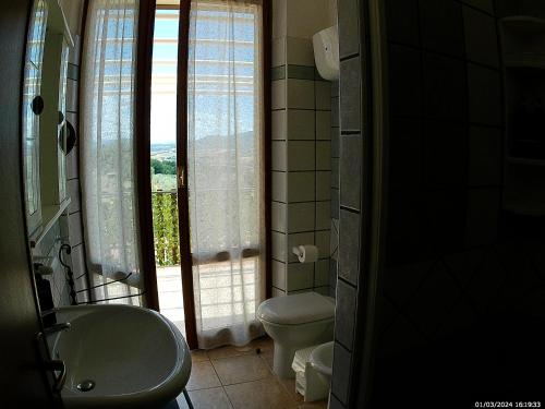 Koupelna v ubytování Locazione in Appartamento sita in via Ponte di Ferro 2 b