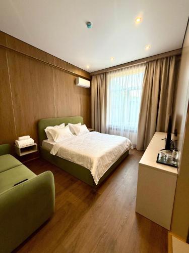 Кровать или кровати в номере Meridian Hotel