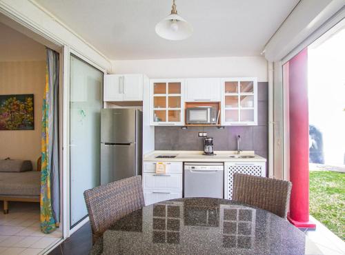 Kuchyň nebo kuchyňský kout v ubytování Résidence Le Vallon Guadeloupe Parc Piscine Appartements & Studios