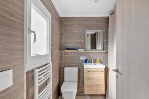 a bathroom with a toilet and a sink at Moraira Sweet Home with AC in Teulada