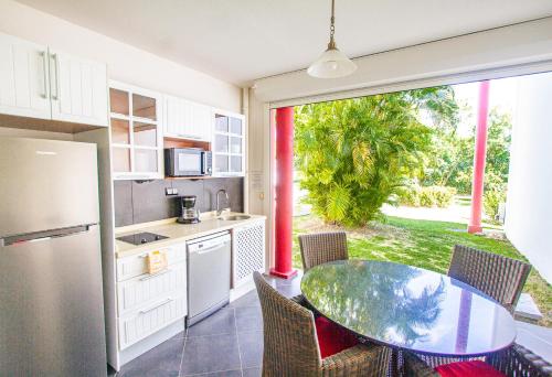 Kuchyň nebo kuchyňský kout v ubytování Résidence Le Vallon Guadeloupe Parc Piscine Appartements & Studios
