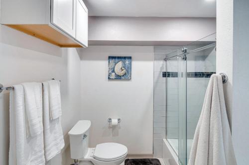 a bathroom with a toilet and a shower at The Surf Retreat in Conejo Valley Trailer Park