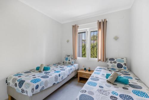 a bedroom with two beds and a window at Moraira Sweet Home with AC in Teulada