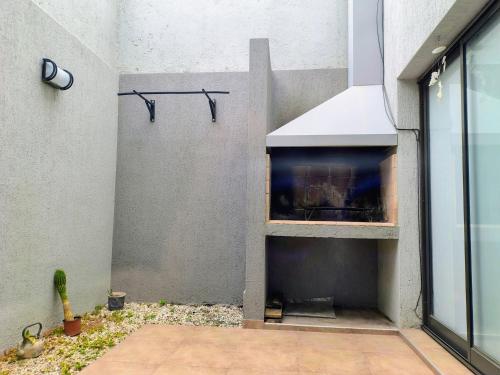 a fireplace in the side of a building at Excelente departamento en lujan de cuyo in Ciudad Lujan de Cuyo