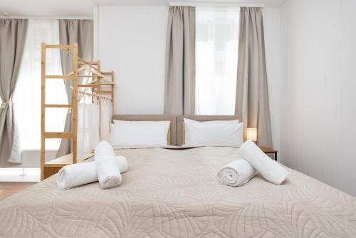 Postel nebo postele na pokoji v ubytování 6 P Apartment, Central, Fast Internet, Work Station, Family & Group Friendly, Washer, Kitchen