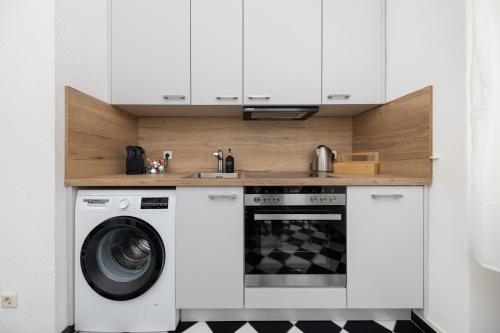 Kuchyň nebo kuchyňský kout v ubytování 6 P Apartment, Central, Fast Internet, Work Station, Family & Group Friendly, Washer, Kitchen