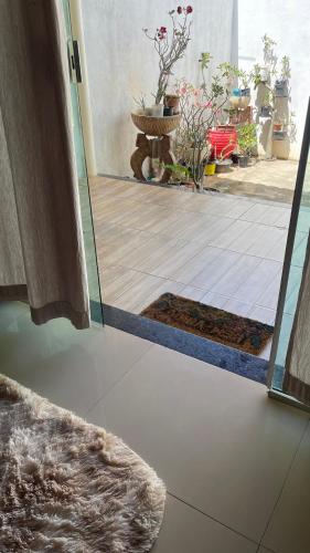 a view of a room with a door with a mirror at Casa Grande com 2 quartos e 3 camas in Juazeiro do Norte