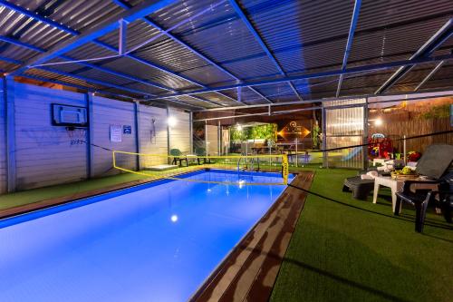 a large swimming pool with a table and a dining room at וילת נופש המלך שלמה in Wadi Keren