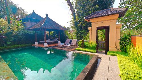 Kolam renang di atau dekat dengan Villa Nirvana