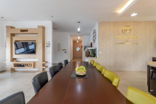 a conference room with a long table and chairs at וילת נופש המלך שלמה in Wadi Keren