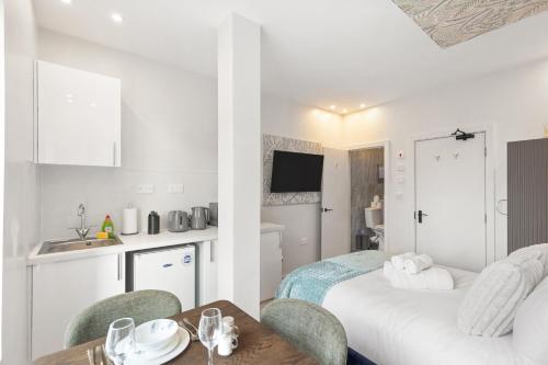 Η κουζίνα ή μικρή κουζίνα στο Studio Near Dockyard & Gunwharf