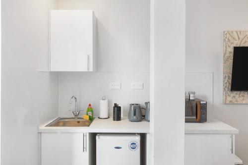 Η κουζίνα ή μικρή κουζίνα στο Studio Near Dockyard & Gunwharf