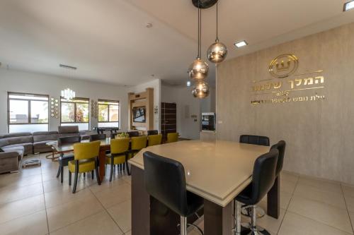 a dining room with a table and chairs at וילת נופש המלך שלמה in Wadi Keren