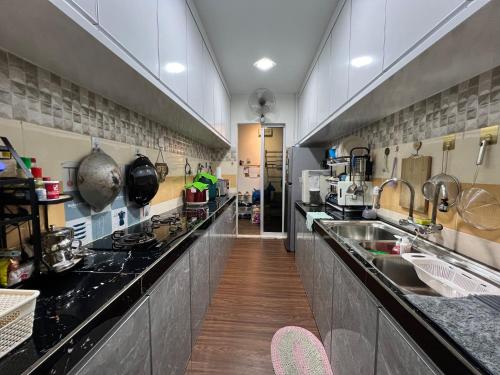 a large kitchen with a long long counter top at DeAyzara Inap Homestay in Sandakan