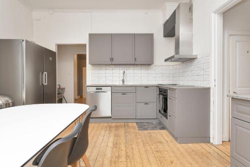 a kitchen with white appliances and a wooden floor at HernöRum Fiskekroken - Centralt och nära E4 in Härnösand