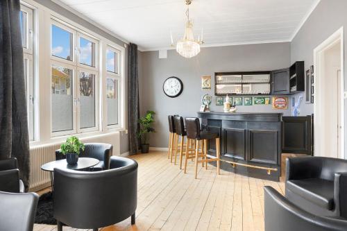 a living room with a bar with chairs and a table at HernöRum Fiskekroken - Centralt och nära E4 in Härnösand