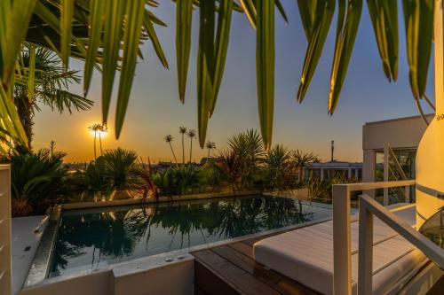 ein Haus mit einem Pool auf dem Balkon in der Unterkunft SkyJungle, luxury penthouse private pool and spa in Mailand