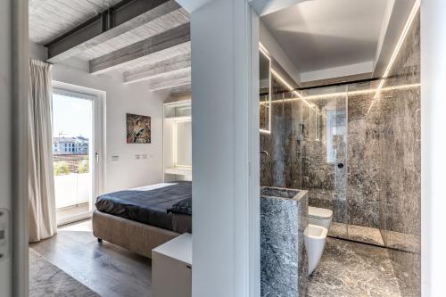 Schlafzimmer mit einem Kingsize-Bett und einer Dusche in der Unterkunft SkyJungle, luxury penthouse private pool and spa in Mailand