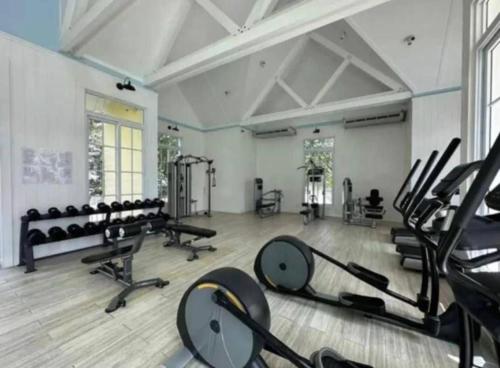 une salle de sport avec beaucoup d'équipements d'exercice dans l'établissement Bristol park 233, à Ban Huai Yai