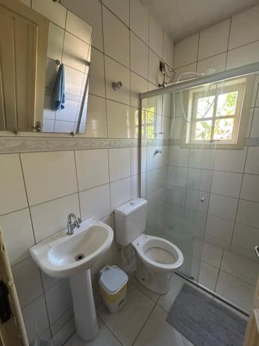 a bathroom with a toilet and a sink at Apto com garagem em Diamantina in Diamantina