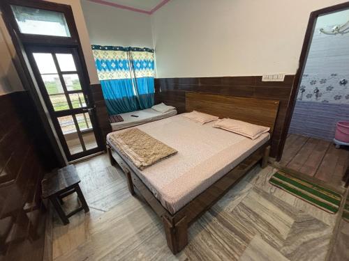 a bedroom with a bed and a window at Hotel Lala Ji in Nīthrāna