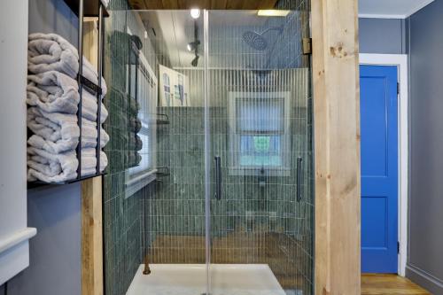 eine Dusche mit Glastür im Badezimmer in der Unterkunft Lakeside Haven, a Modern Cottage with Lake Views in Effort