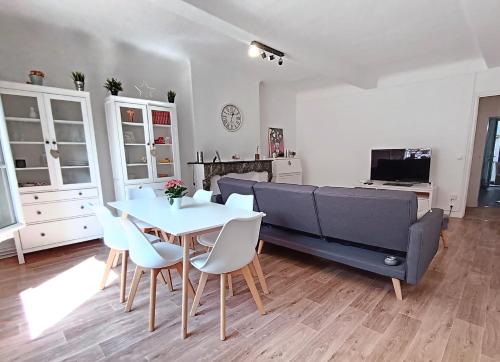 un salon avec une table et un canapé dans l'établissement T2 Centre historique d'Aix-en-Provence, à Aix-en-Provence