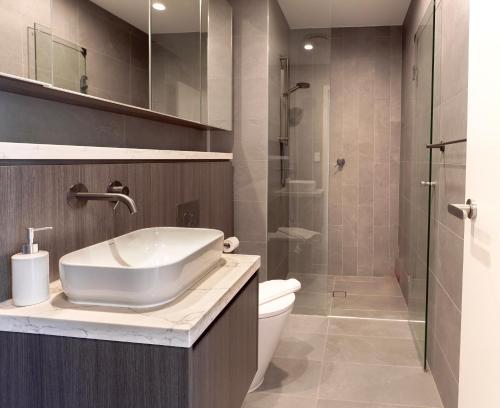 Ένα μπάνιο στο Olympic Park 2BR Pool gym access and walk to stadium