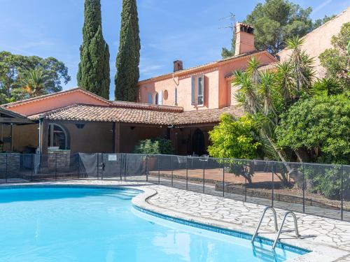 une villa avec piscine devant une maison dans l'établissement Appartement au Château Maravenne, à La Londe-les-Maures