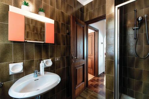 a bathroom with a sink and a shower at Musso Waterside - by MyHomeInComo in Musso