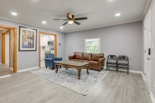 Un lugar para sentarse en Modern Home with Yard Near ATL Attractions!