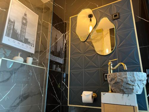 a bathroom with a sink and a mirror at Nero Due in Meckenbeuren