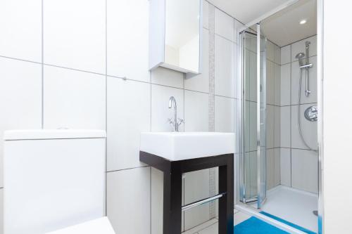 a bathroom with a sink and a shower at The Crown in Woodstock